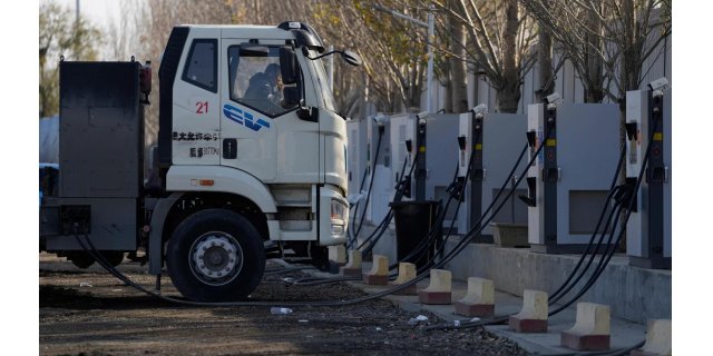 Çin, elektrikli kamyon dönüşümünde dünya lideri oldu: Dizel tüketimi hızla azalıyor